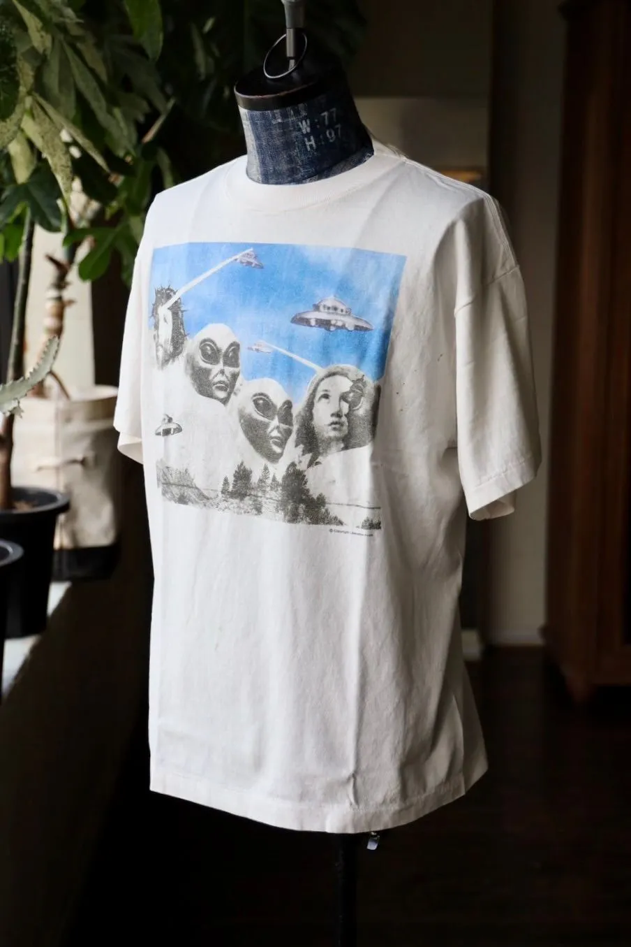 SAINT Mxxxxxx × Sean Wotherspoon SW_SS TEE/KIKI/WHT Alien Crisis/Alien President Mountain TEE Off-White S-XL Super Handsome Co-branded Alien Print Design Correct Version Customized SW Co-branded Accessories Cylindrical Seamless High Weight Fabric Enzyme Heavy Wash Water Distress Handmade Garment Graffiti Splashing Ink